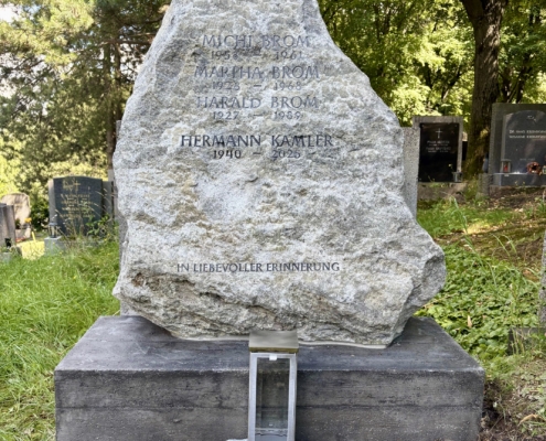 Grabstein Felsen Gravur auf unebener Fläche