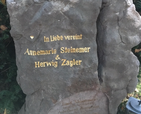 Grabstein Felsen Inschrift auf unebene Fläche gehauen