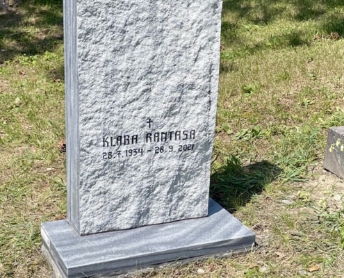 Urnengrab Marmor Inschrift in raue Oberfläche gehauen Marmorplatte für Blumenstock und Kerze