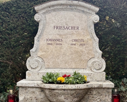 Barockstein mit Blumenschale und Kupferdach