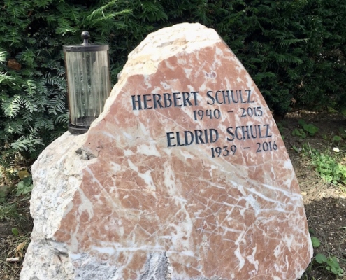 Urnengrab Fels Laterne integriert