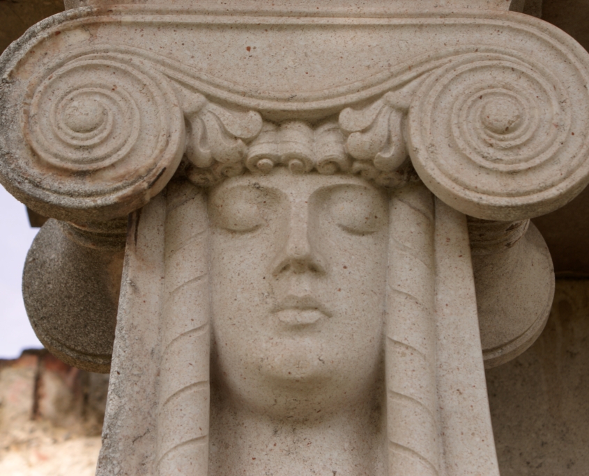 Sandstein trauernde Karyatide als Säule