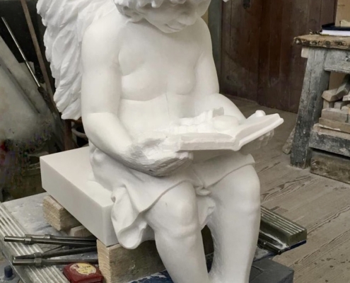 Engel mit Buch aus Marmor